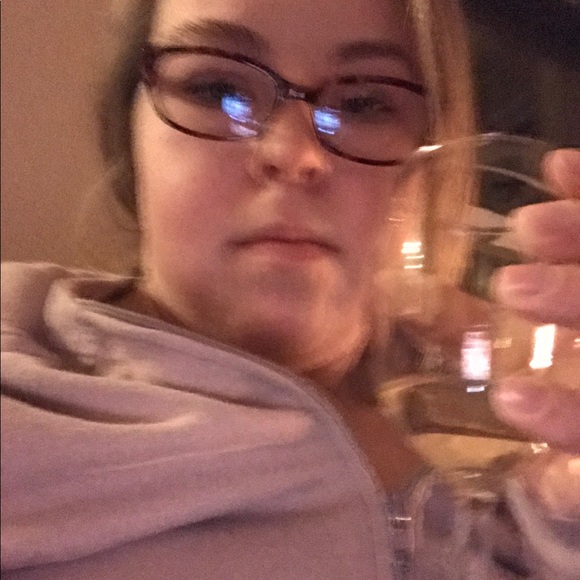 Meet your Posher, Elyssa - Picture 1 of 1